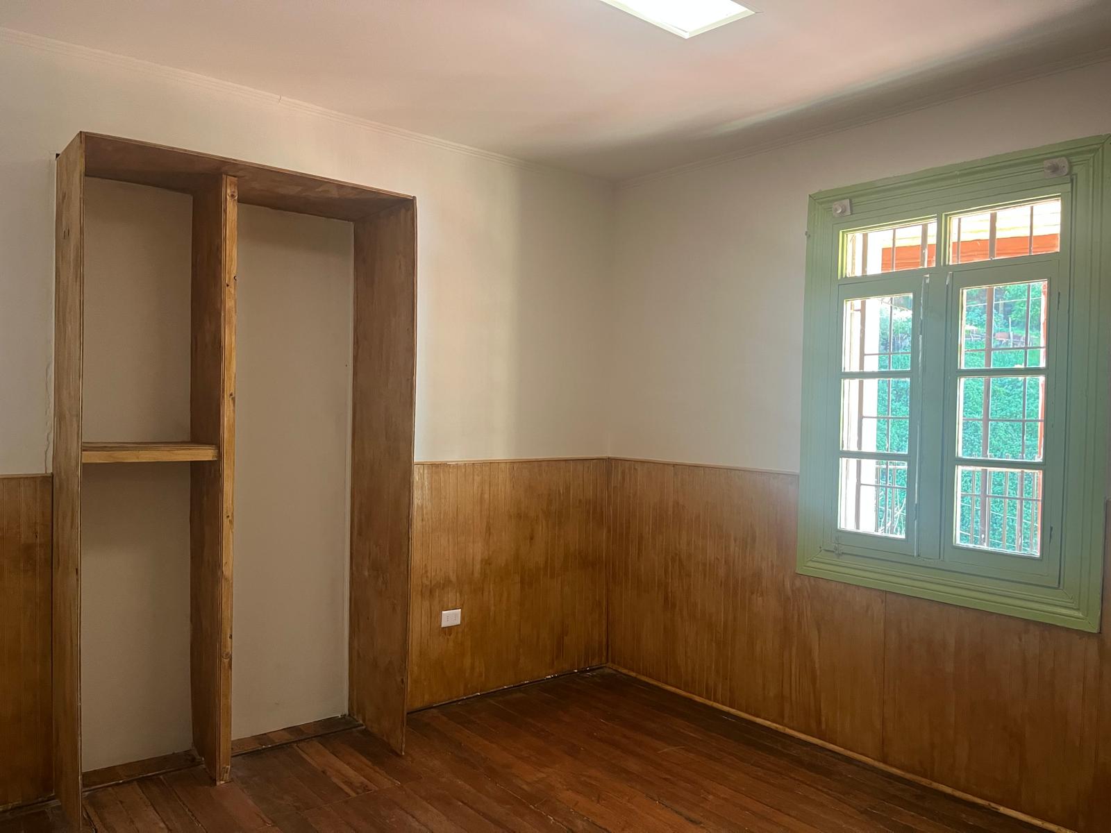 Dormitorio con terminaciones de madera