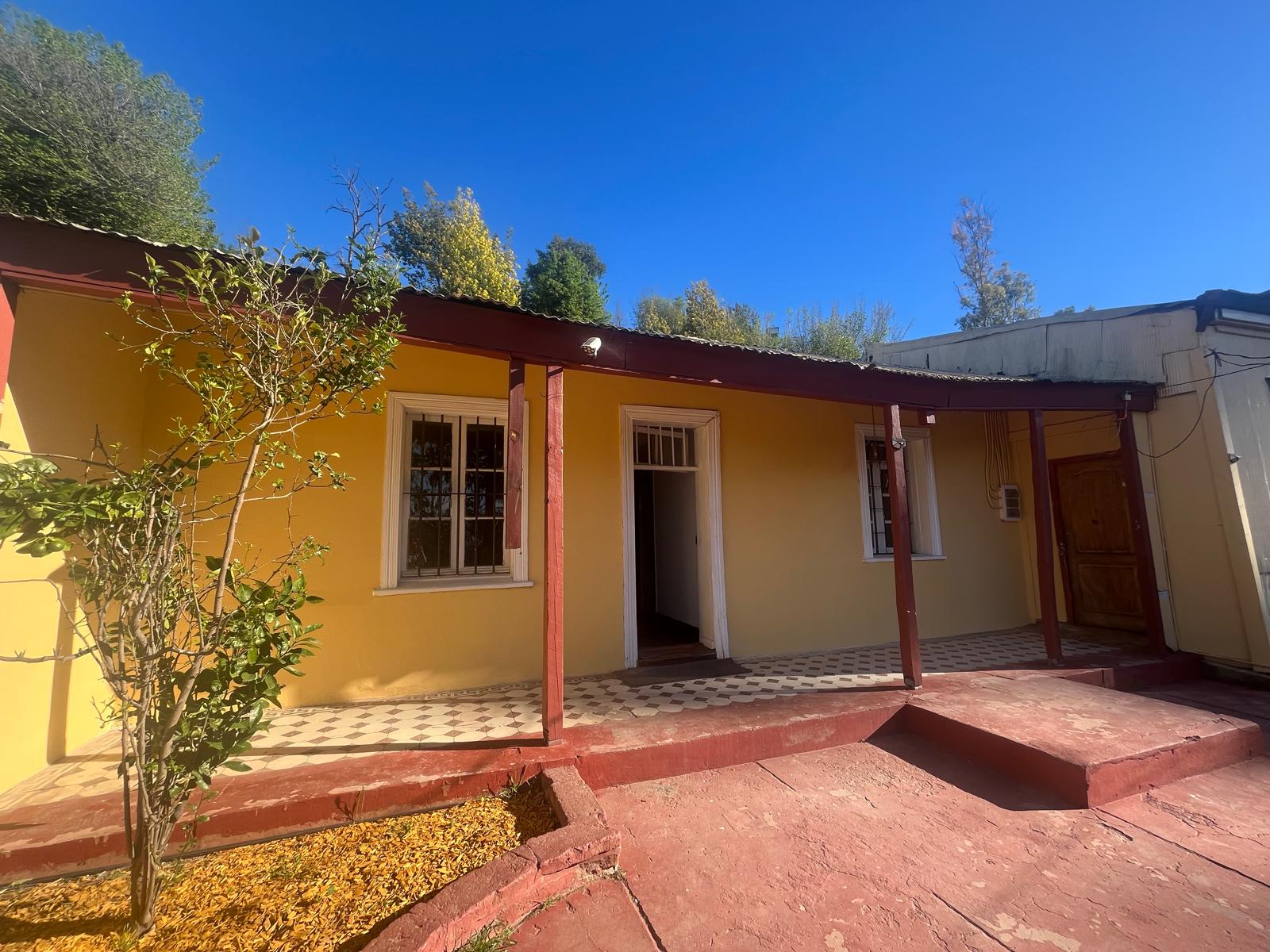 Patio y fachada de la casa colonial en arriendo en Valparaíso