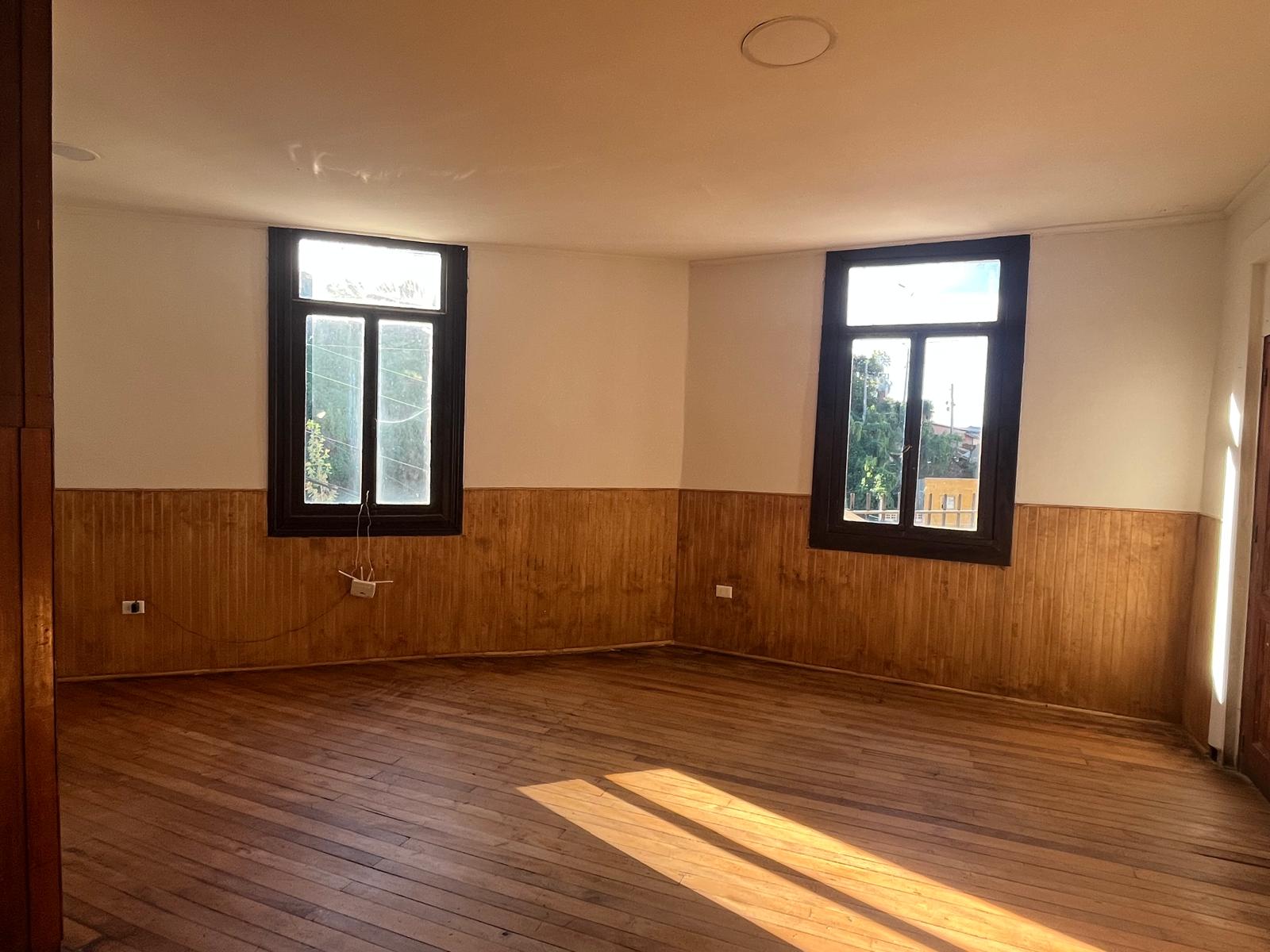 Salón amplio de la casa colonial en Valparaíso