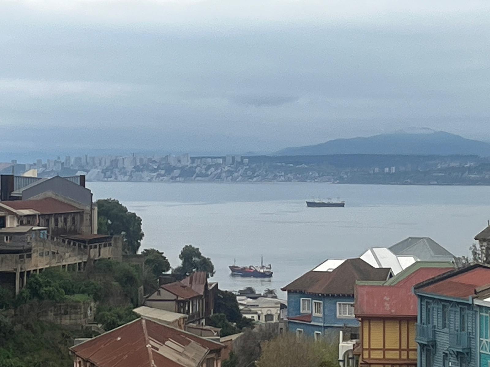 Vista hacia la bahía desde la casa en arriendo en Valparaíso