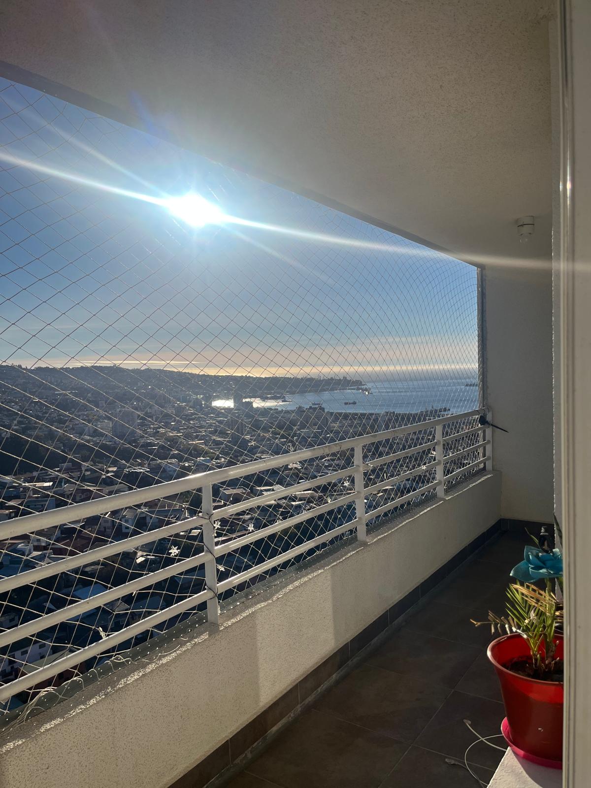 Balcón con vista despejada hacia la costa