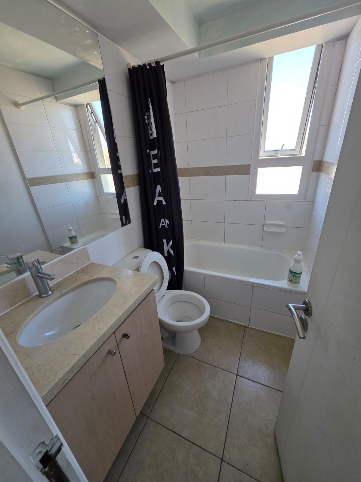 Baño principal con ventana y ventilación natural